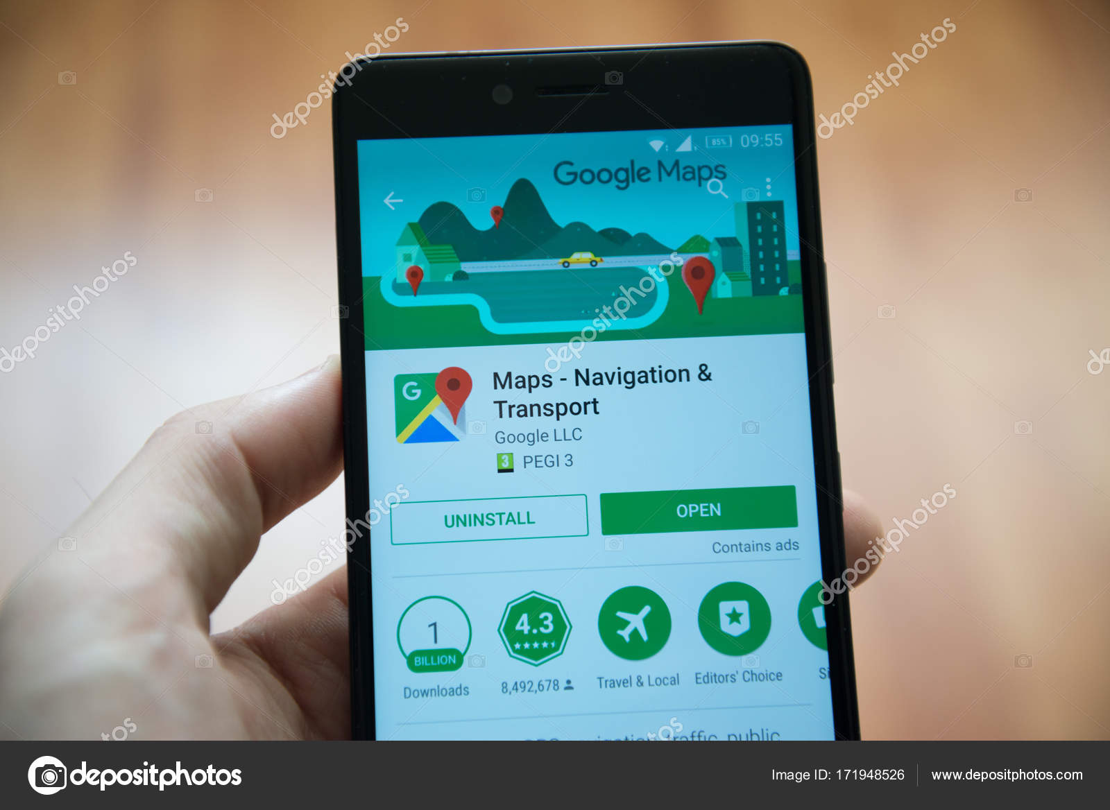 Homem mão segurando smartphone com o aplicativo de mapas do Google